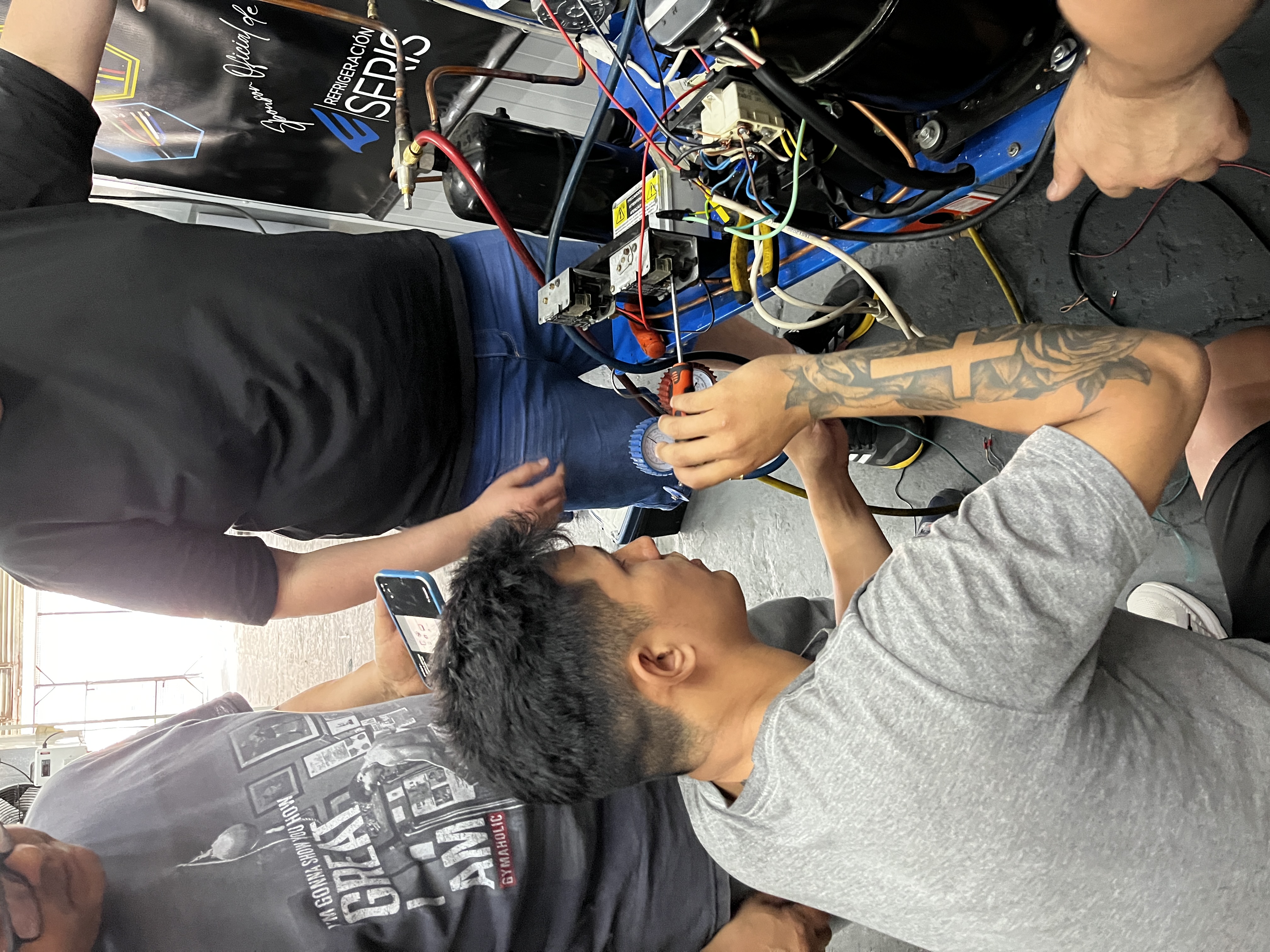 Alumnos trabajando en equipo