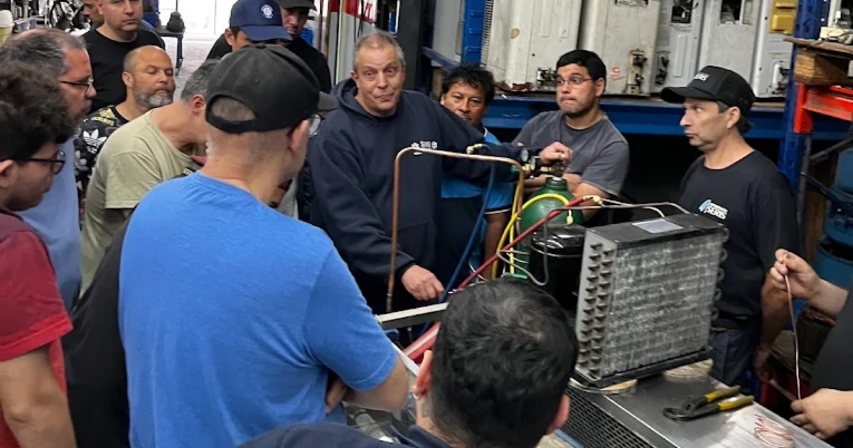 Alumnos en clase práctica
